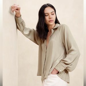 Banana Republic Factory BACK-PLEATED SHIRT NWT Size MEDIUM